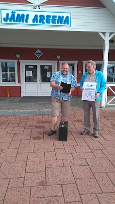 LC:n Lasse Ristimäki ja Jari Miettinen miettivät Jämi Areenan edustalla, saadaanko kaikki kauppiaat sopimaan kentälle.