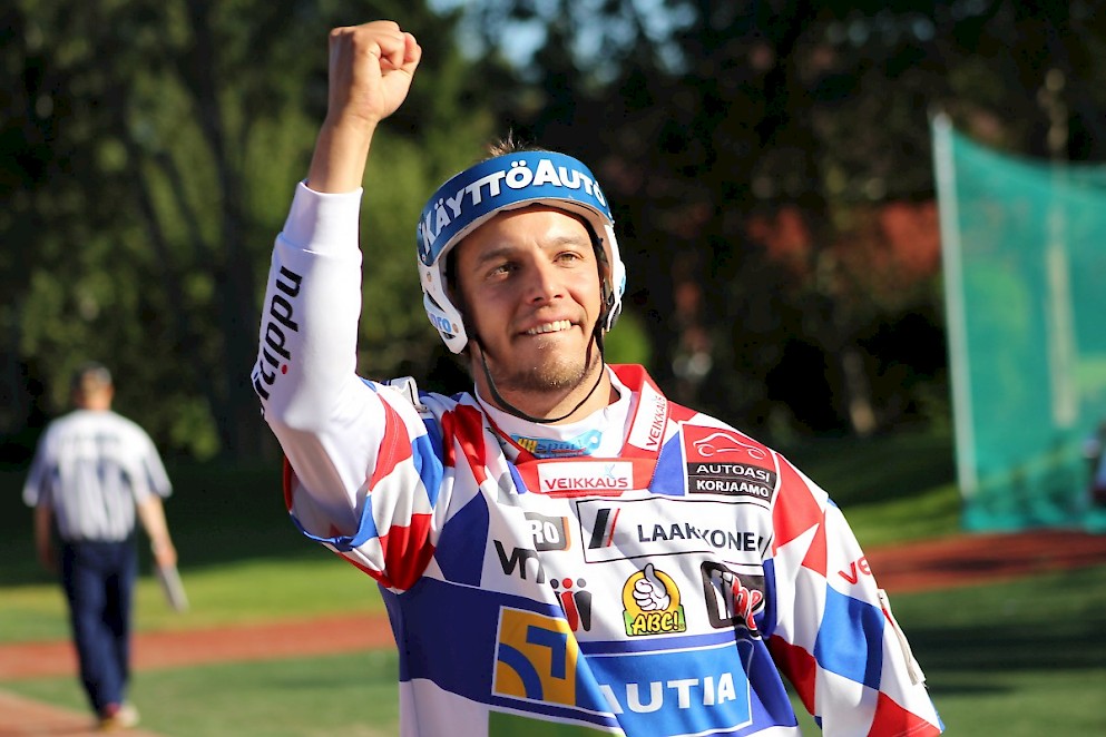 Pian nähdään tuulettaako pudotuspeleissä kuusi juoksua iskenyt Vimpelin Mikko Rantalahti myös välierissä.