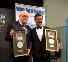 Tangolaulaja, artisti Leif Lindeman ja Järviradion toimitusjohtaja Markku Mäenpää kultalevyineen.