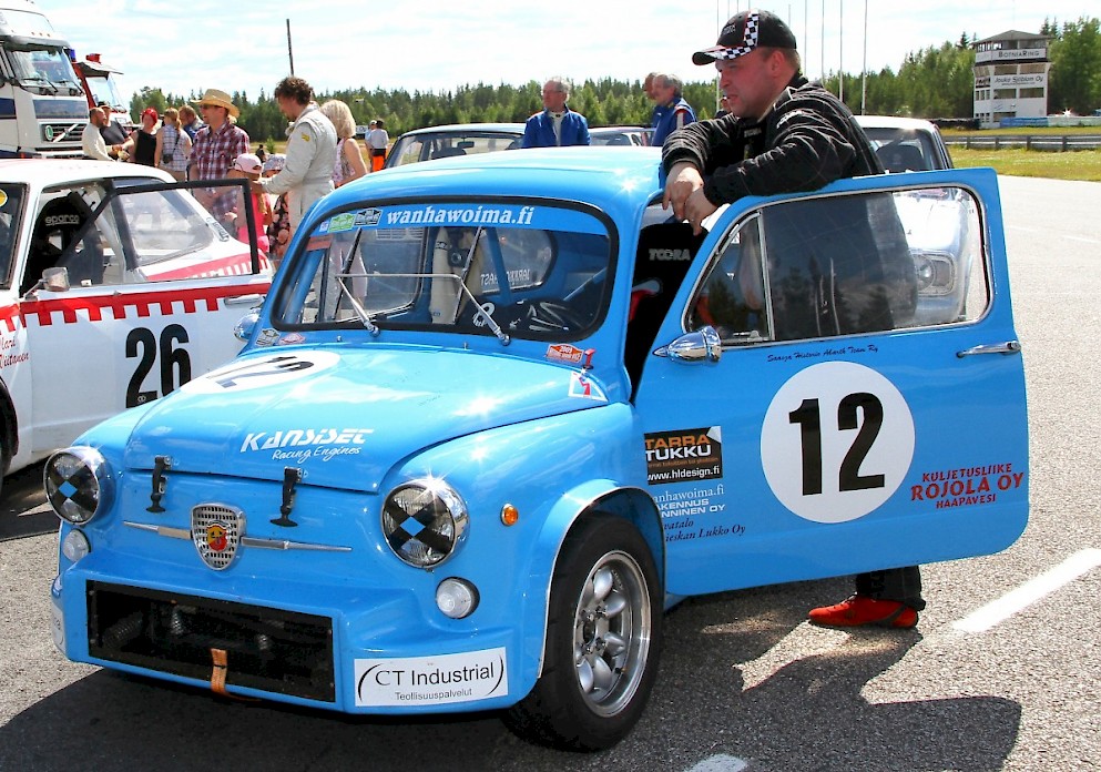 Eläkeikää lähestyvien Fiat 600 -autojen synttärijuhliin Vaasan Automuseolle tulee myös kilparadoilta tuttua kalustoa.