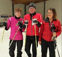 Riitta Heinonen, Heikki Ahola ja Kaija Haavisto Ikaalisista käyvät sulan maan aikana Jämin tunnelissa 1-2 kertaa viikossa. Talvella kovempien pakkasten aikana tunneli on hyvä hiihtopaikka.