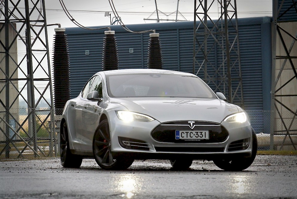 Tesla Model S on virtavaviivainen täyssähköauto, jonka ajaminen on elämys. Kuva: Jussi Mustikkamaa