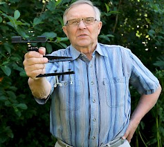 Lapualainen harrastajamuusikko Antti Oikarainen on kehitellyt tuotantoon ja myyntiin Antti- harmonikan keventäjän, joka poistaa harmonikan painon kokonaan hartioilta.