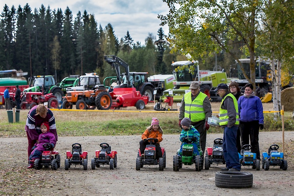 Perheen pienimmät pääsevät kokeilemaan traktorin ajamista.