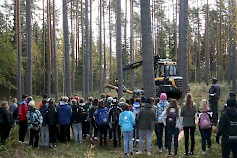 Kuortaneen yläkoululaisia tutustumassa koneelliseen puunkorjuuseen Ähtärin Tuomarniemellä