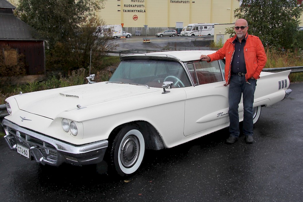 Vuosimallia -60 oleva Ford Thunderbird 7,0 litran V8 koneella on Kari Siltalan silmäterä.