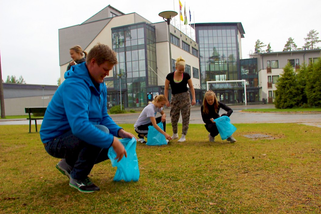 Roskia Kuortaneen Urheiluopistolla kerättiin Olli-Pekka Karjalaisen johdolla.