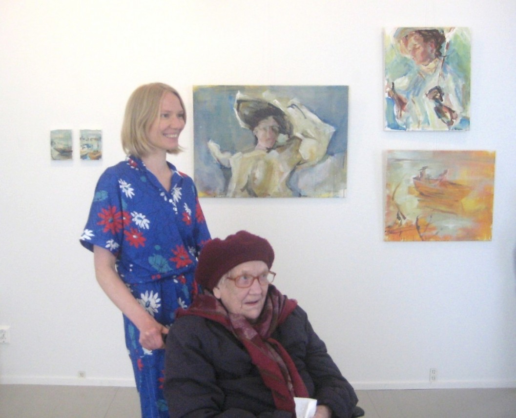 Mirjan töissä on oikeaa taiteellisuutta, toteaa 92-vuotias Julia Virtala katsellessaan lapsenlapsensa töitä. Hän on hyvin mielissään siitä, että joku jatkaa hänen taideharrastustaan.