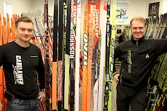 Sami Saaren ja Juha Suosalon välissä on Carilainen Sportin valikoimista löytyviä suksia sekä pinta- että pohjapuoli kameraa kohti.