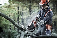 Jukka Perämäki on kierrellyt muutakin kuin tahkoa. Esimerkiksi kansainvälisissä moottorisahakilpailuissa, joista tuliaisina mm. joukkuemaailmanmestaruus 2012 ilomantsilaisten Jarmo Laatikaisen ja Vesa Kurjen kanssa. Kuva: Juho Paananen