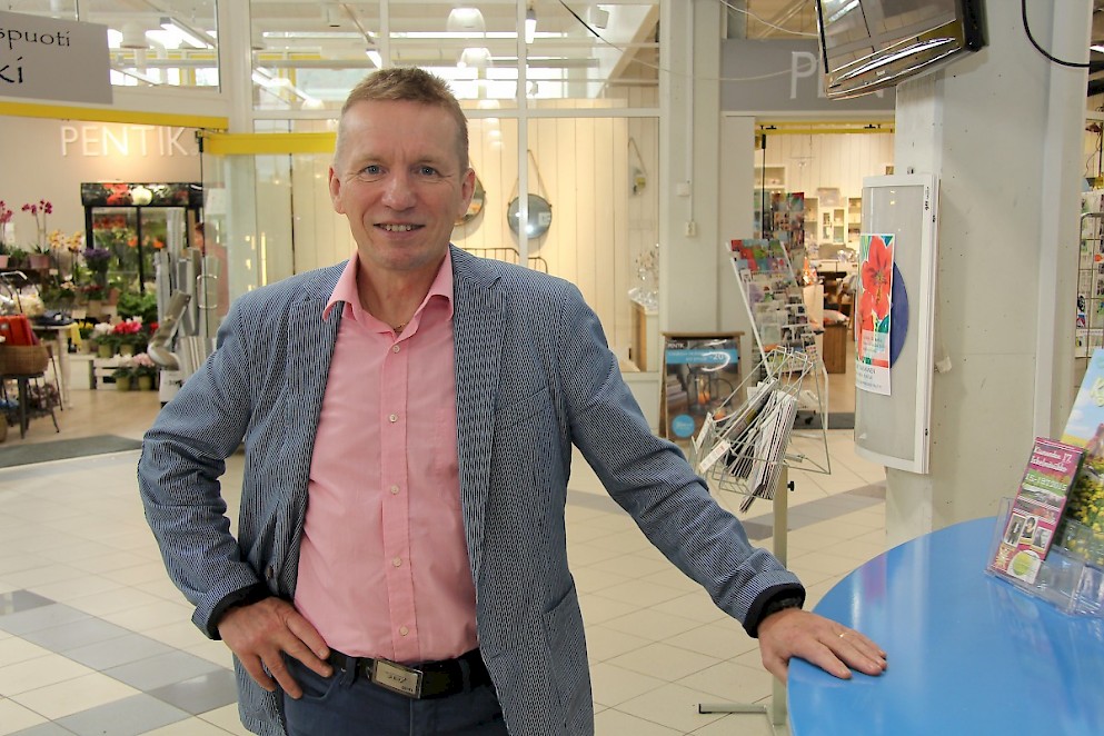 Kunnanjohtaja Eero Ylitalo on hyvillä mielin Kyyjärven kärkiyritysten vetovoimasta. Kauppakeskus Paletin tarjonta on tutuinta kaupallisia palveluja tarvitseville asiakkaille.