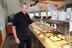 Ravintolapäällikkö Markus Konu järjesteli Kansanlääkintäkeskuksen linjastoa ruokailua varten.