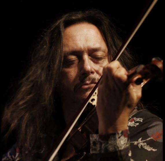 Dominique Pifarély on maailmanluokan viulisti, joka antaa konsertin Seinäjoella lauantaina 10.10. Kuva Maarit Kytöharju.