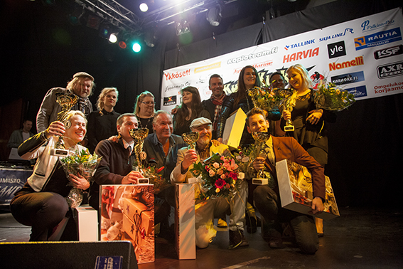 Voiton juhlaa - Kultakurkku karaoke 2015 voittajat ja tuomaristo iloisessa yhteiskuvassa. Kuva: MARITA WAENBERG