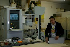 Tero Tarkka näyttää, kuinka muutaman sukupolven ja yli 40 kilon painon kestävä puristetuilla teräslaidoilla varustettu vetolaatikko kasataan. Taustalla tietokonepohjainen CNC-jyrsin.