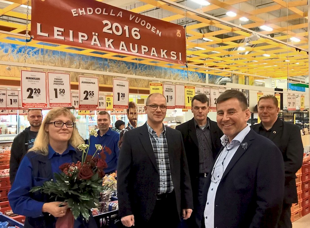 Kyläkauppa nimettiin ehdolle Vuoden 2016 Leipäkauppa –kilpailussa. Nimitystä olivat vastaanottamassa Kyläkaupan puolesta Anne Perälä, Aki Peltoniemi, Jarkko Hakala, Jari Perälä ja Vesa Keskinen.