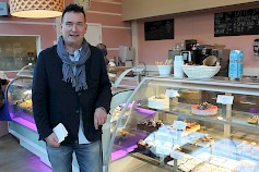 Toimitusjohtaja Mikko Kiviluoma ihaili Bakery Voilán monipuolista tarjontaa.