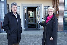 Pekka Ala-Mäenpää ja Ulla Koivisto sanovat Alavus Fasadin kynnyksen olevan matala ja oven avoinna normaalina työaikana kaikille yrittäjyydestä ja elinvoimaisuudesta kiinnostuneille.
