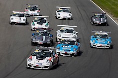 Porshe GT3 Cup Challengen voittoon 2015 ajoi Wasa Gt3 Racingin Johan Westergård (36) ennen kuvasta puuttuvaa tiimikaveri Dennis Nylundia. Pronssia otti Relaa Racingin stipendiaatti Mikko Pakari (25) ja viidenneksi ylsi em. stipendiaattipaikan myöntänyt Raimo Niemi (31). Kuva: Pertti Kangasniemi
