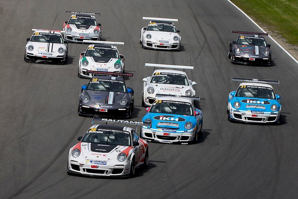 Porshe GT3 Cup Challengen voittoon 2015 ajoi Wasa Gt3 Racingin Johan Westergård (36) ennen kuvasta puuttuvaa tiimikaveri Dennis Nylundia. Pronssia otti Relaa Racingin stipendiaatti Mikko Pakari (25) ja viidenneksi ylsi em. stipendiaattipaikan myöntänyt Raimo Niemi (31).  Kuva: Pertti Kangasniemi