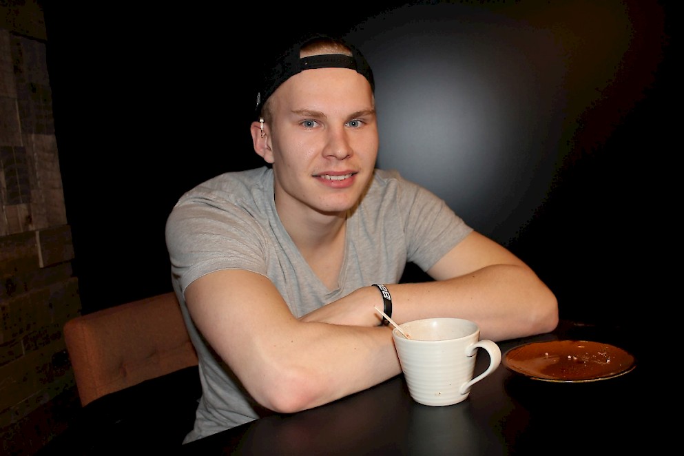 Urheilijakin voi joskus pysähtyä kaakaotauolle. Antti Ropponen piipahti vapaapäivänään kokkolalaisessa kahvilassa.