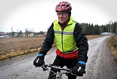 Taisto Järvinen lähti syntymäpäivähaastattelunsa päätteeksi reilun 30 kilometrin polkupyörälenkille tutuissa Alavuden maisemissa. Kuva: Jussi Mustikkamaa