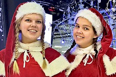 Tonttutyttöjä voi käydä moikkaamassa Kyläkaupan Jäämaailmassa jouluun asti lauantaisin klo 11-17 ja sunnuntaisin klo 12-18.