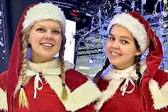 Tonttutyttöjä voi käydä moikkaamassa Kyläkaupan Jäämaailmassa jouluun asti lauantaisin klo 11-17 ja sunnuntaisin klo 12-18.