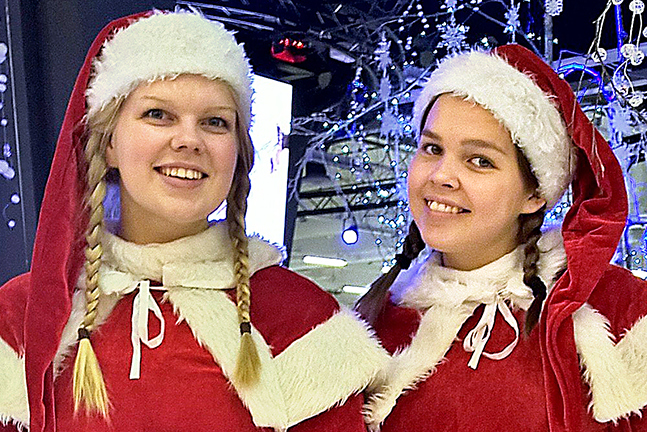 Tonttutyttöjä voi käydä moikkaamassa Kyläkaupan Jäämaailmassa jouluun asti lauantaisin klo 11-17 ja sunnuntaisin klo 12-18.