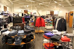 Tuurin myymälän valikoimissa on periaatteessa kaikki tarvittava juhla-, työ- ja arkisempaan pukeutumiseen.