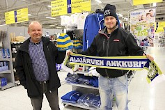 Alajärven Ankkurien toiminnanjohtaja Mika Peräkangas ja jokeritykki Sami Mikkolanaho muistuttavat fanituotteita olevan myynnissä muun muassa Alajärven S-marketissa.