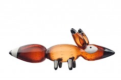 Klaus Haapaniemen Vulpes-ketut muuntuvat Iittalan lasinpuhaltajien käsissä taidelasiesineiksi, joissa persoonallinen mielikuvitusmaailma herää eloon.