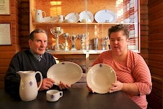 Katja Räisänen ja Esko Hietanen esittelivät arvokkaita Lotta Svärd astioita, jotka jäivät talon tekijöiltä perinnöksi sodan aikana.