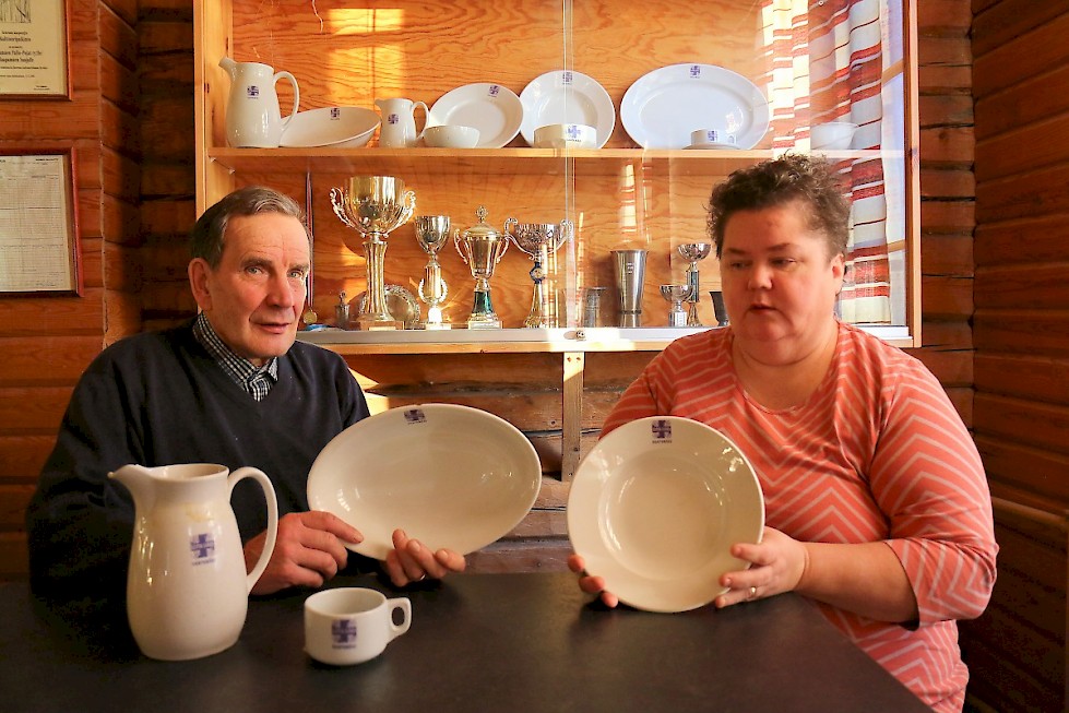 Katja Räisänen ja Esko Hietanen esittelivät arvokkaita Lotta Svärd astioita, jotka jäivät talon tekijöiltä perinnöksi sodan aikana.
