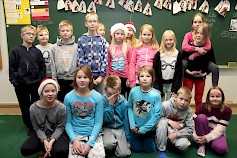 Kuvassa olevien Oravasaaren koulun 3-4 luokkien oppilaiden koulupäiviin kuuluu monia mielenkiintoisia toimintoja.