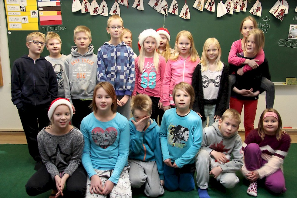 Kuvassa olevien Oravasaaren koulun 3-4 luokkien oppilaiden koulupäiviin kuuluu monia mielenkiintoisia toimintoja.