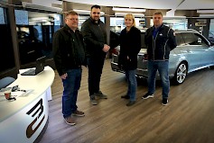 Hannu Kortesniemi, Joni Nelimarkka, Arja Huumarkoski ja Jari Nevala tyytyväisinä Bayerncarin ja AD-autokorjaamoketjun yhteistyösopimuksen allekirjoituspäivänä.