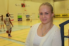 Petra Olli ehti treenien ohella seuraamaan Vimpelin Vedon Korisliiga-naisten edesottamuksia.