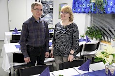 Reino ja Kirsi Karinen kattavat Maku Pirtin salin syntymäpäiväjuhlia varten.