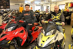 Talven myydyimpiä kelkkoja ovat Marko ja Miikka Karilaisen alla olevat Lynx RE 600 E-tec ja Ski-Doo MXZ 600 XR-S.