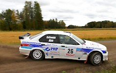 Ei nimi rallisarjan vauhtiin vaikuta. Näyttävä meno jatkuu F-ryhmän kahinoissa kun alkavan kauden osakilpailut päästellään F-rallisarjan nimen alla.