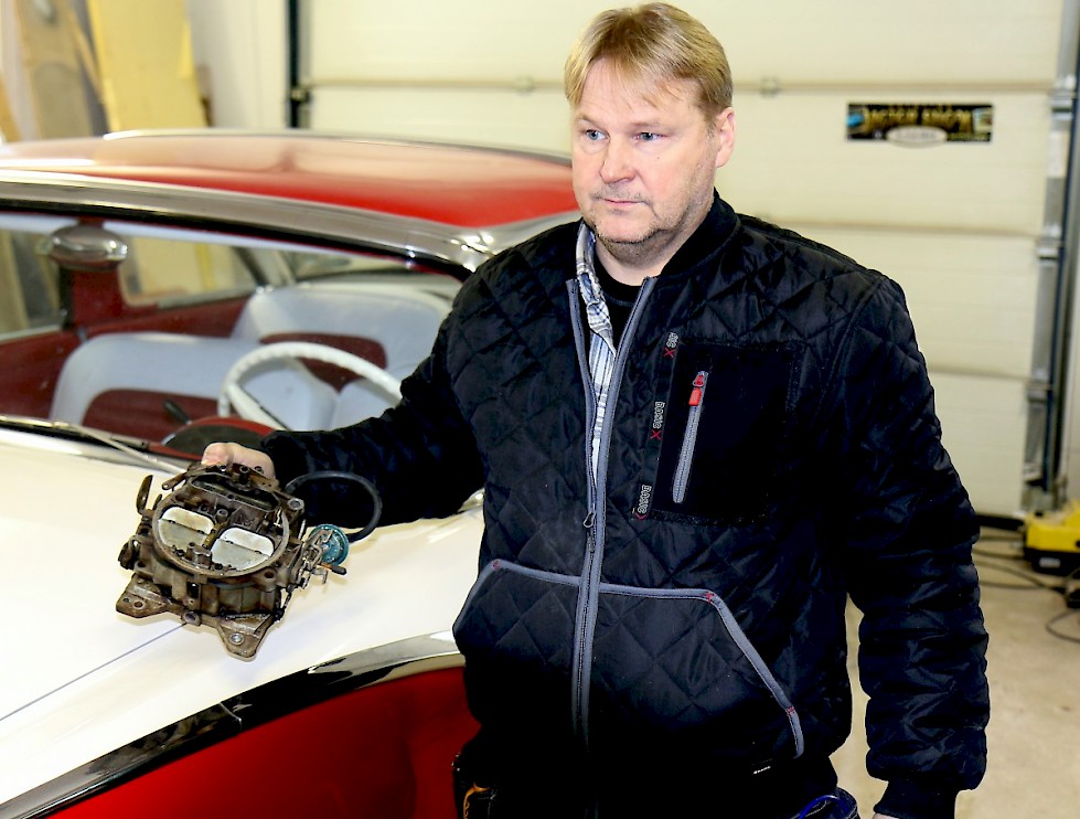 Rompetorin yli-ispektoori Antti Viita esittelee amerikanraudan uutta tuplakaasaria. Taustalla on täydellisen uudistuksen kokenut Ford Fairlane Crown Victoria 1955 vuodelta.
