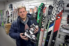 Supersportin Jukka Ojaniemi on tyytyväinen siitä, että kunnon talvikelit saapuivat vihdoin ja viimein vauhdittamaan talviurheiluvälinekaupan liikkeelle. Kuva: Jussi Mustikkamaa