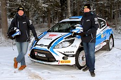 Jukka Kasi ja Henri Ania riipaisevat Tunturirallin kairoihin SM1 -luokan Ford Fiesta S2000 -autolla.