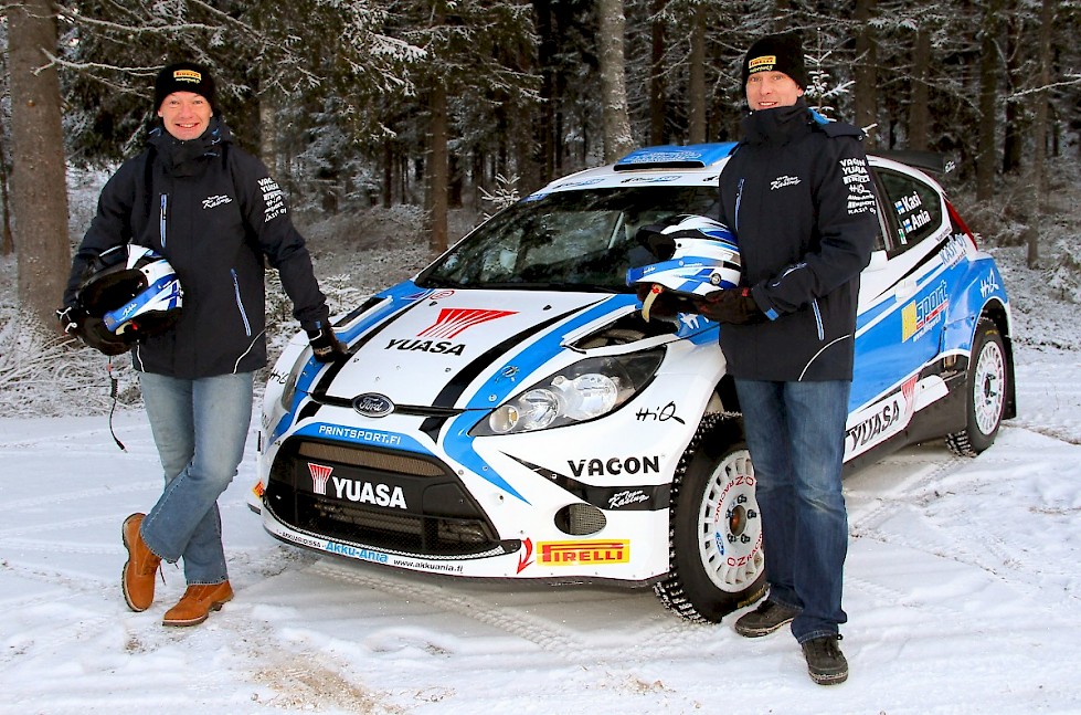 Jukka Kasi ja Henri Ania riipaisevat Tunturirallin kairoihin SM1 -luokan Ford Fiesta S2000 -autolla.