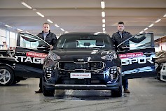Rinta-Joupin Autoliike Oy:n myyntijohtajat Jukka Myntti ja Niko Puska sekä uudistunut katumaasturi Kia Sportage, joka tulee myyntiin tänä keväänä. Kuva: Jussi Mustikkamaa