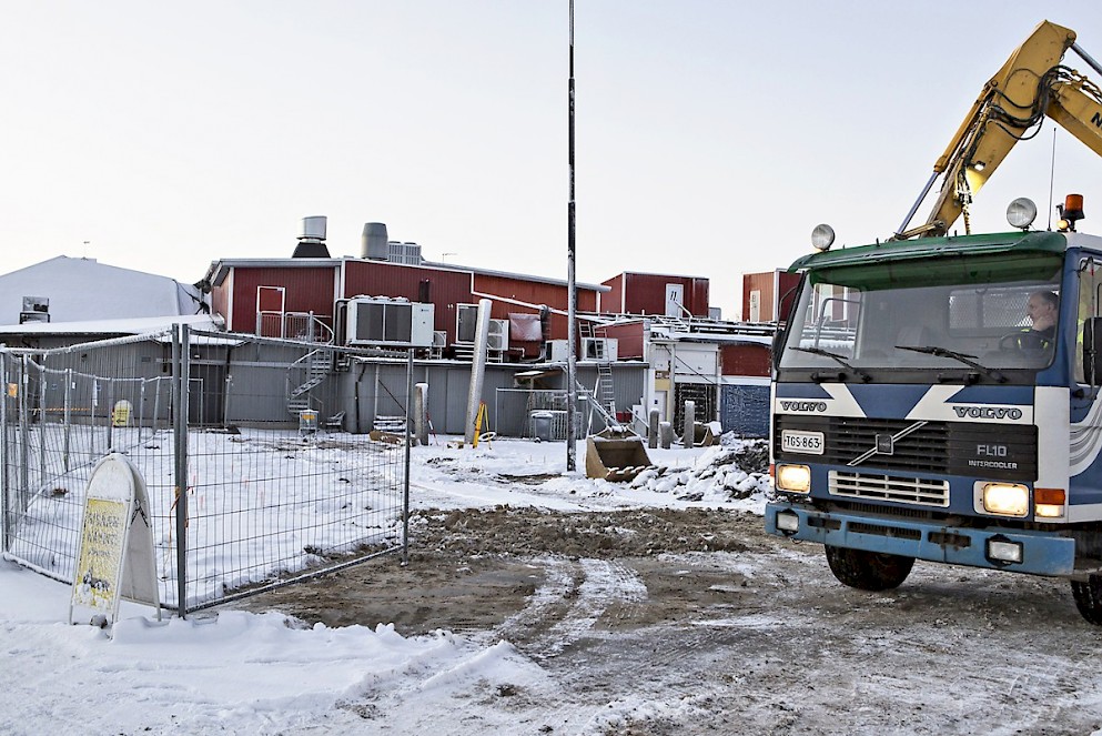 Kyläkaupan uuden, upean sisäänkäynnin rakennustyöt on aloitettu.