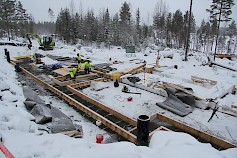 Kuvaushetkellä valmisteltiin Naava Chalet lomahuoneistojen anturarakenteita. Kuluvan viikon aikana niiden päälle tulevat 1-kerroksen seinien betonielementit.