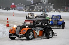 Legends -autot kisaavat Botniaringilla lauantaina. Kuva Jiivee Korpela.