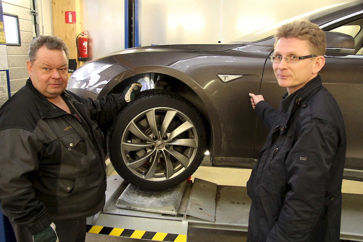 Hannu Saario ja Janne Tallgren sanovat, että renkaiden kunto on yksi tärkeimpiä ajoturvallisuuteen vaikuttavia tekijöitä. Erityisesti talvella renkaiden kunto on ensisijaisen tärkeä asia.